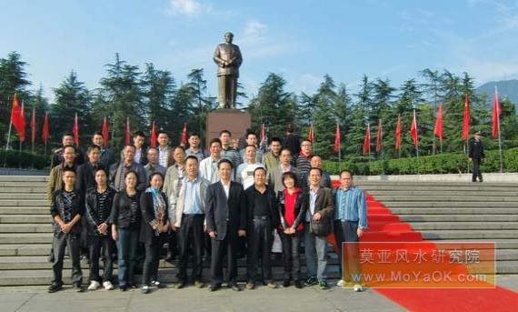 莫亚大师及其弟子在毛主席铜像前留影